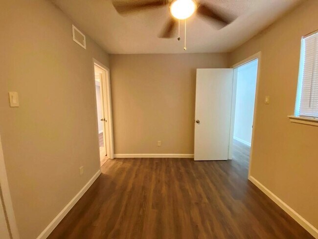 Building Photo - The Silverado Condominiums have plenty of parking for residents off of Valley Hill Circle!