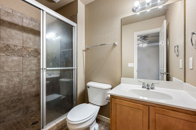 Building Photo - Charming 3BR, 2.5BA Rental Home with Moder...