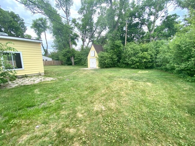 Building Photo - 5 bed 1.5 Bath Single Family Home! Near NDSU!