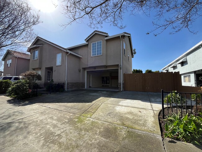 Building Photo - Upgraded and Beautiful Spacious 4 Bedroom ...