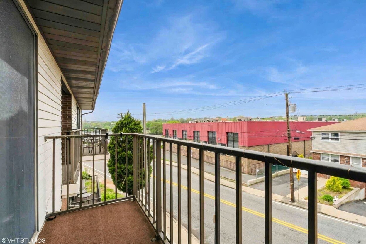 Building Photo - 500 Riverside Ave