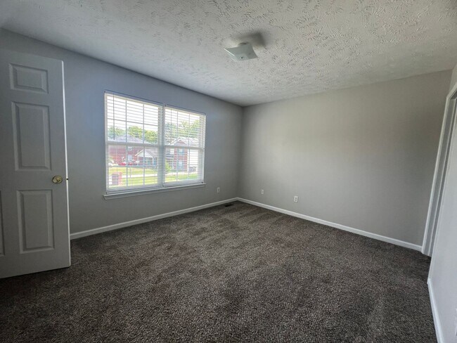 Building Photo - MOVE IN SPECIAL!  HALF OFF FIRST MONTHS RENT!