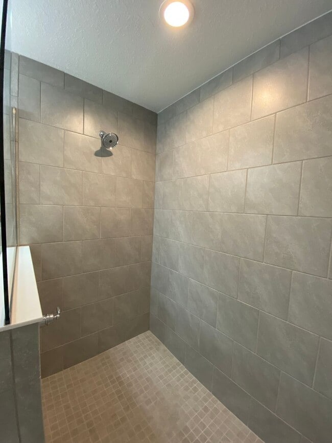 Building Photo - Custom Home - Desirable SW Ocala Neighborhood 3/2/2 **Won't Last**