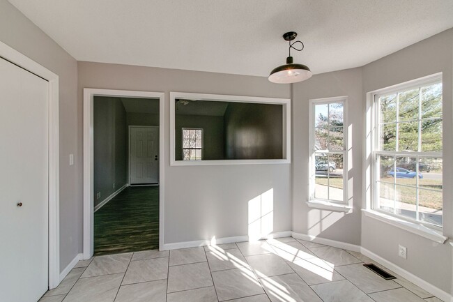 Building Photo - 940 Applegrove Cir
