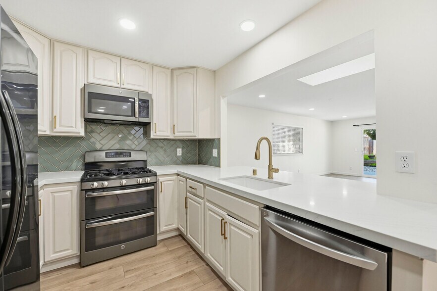 Building Photo - 362 Via Los Arcos