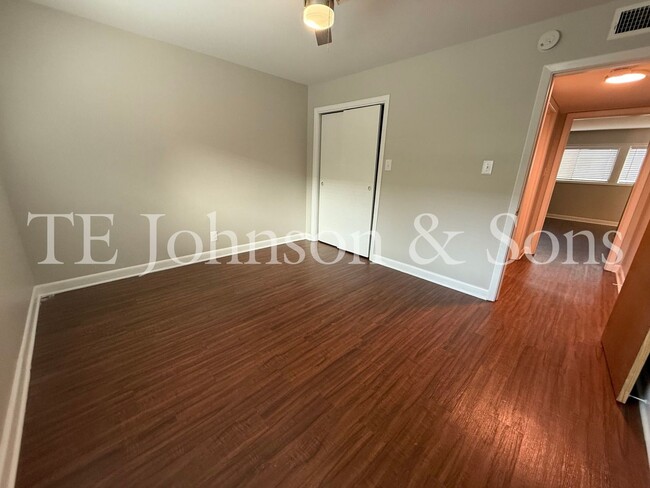 Building Photo - 2 Bedroom Salem View Apartment!