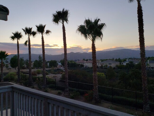 Building Photo - Upgraded 5 Bedroom Home with Spectacular Views