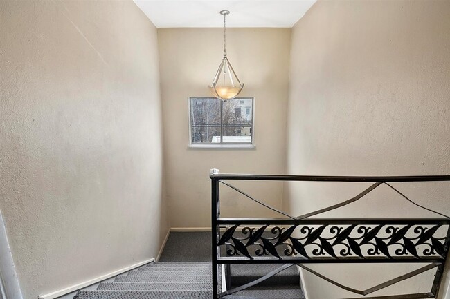 Building Photo - Capitol Hill Gem: 1-Bedroom Near the Park