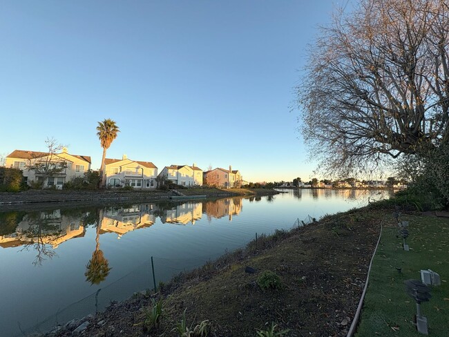 Building Photo - Charming Waterfront Single Family Home in ...