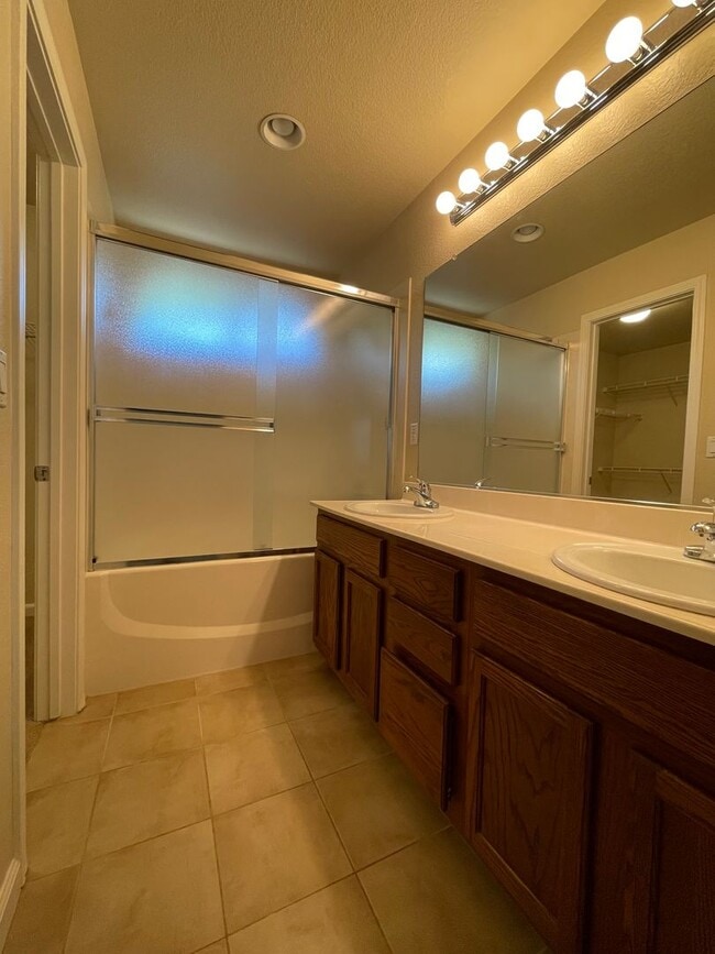 Building Photo - Charming 3-Bedroom Home in Folsom – Move i...