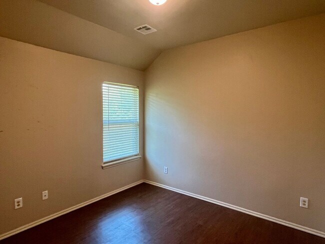 Building Photo - Beautiful 3 Bed 2 Bath Duplex!!