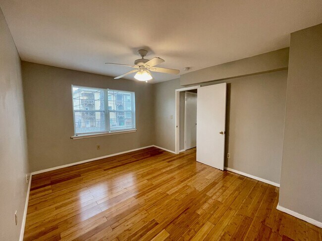 Building Photo - Best in Class at Berkeley Square!