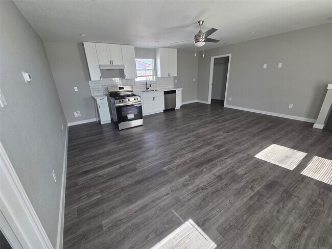 Building Photo - 9806 Fillmore St