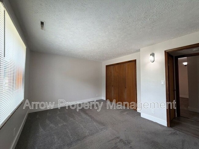 Building Photo - 3341 Holdrege St