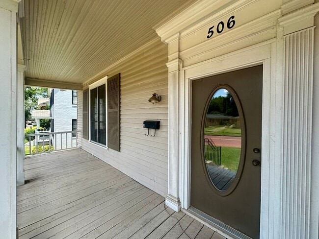 Building Photo - Charming 1-Bedroom Duplex in the Heart of ...
