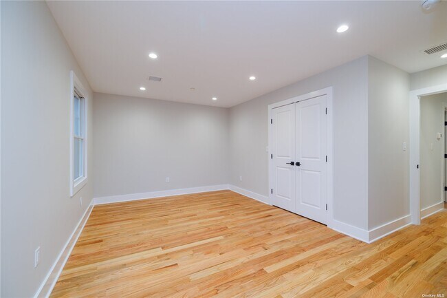 Building Photo - 506 Lakeview Ave