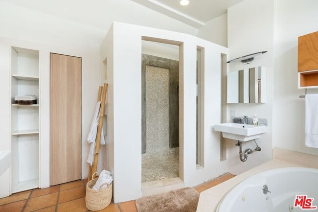 Building Photo - 678 Broadway St