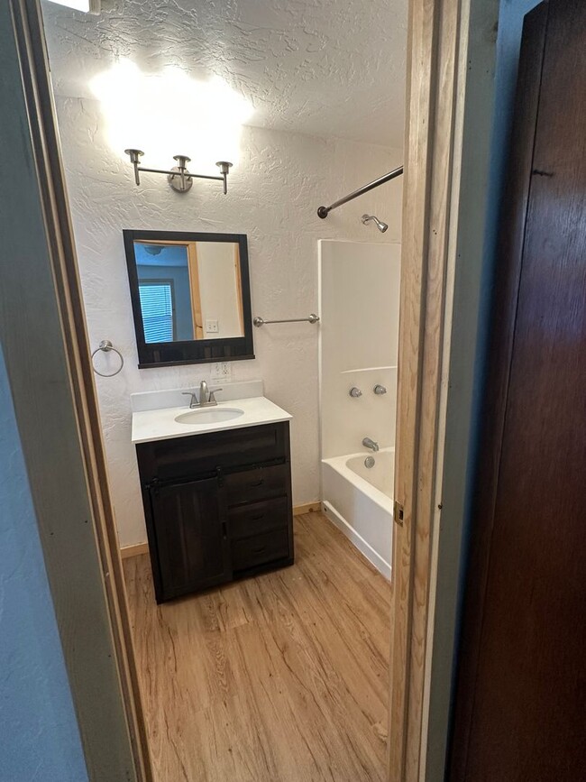 Building Photo - Cozy Pet friendly* 1Bd duplex! Available n...