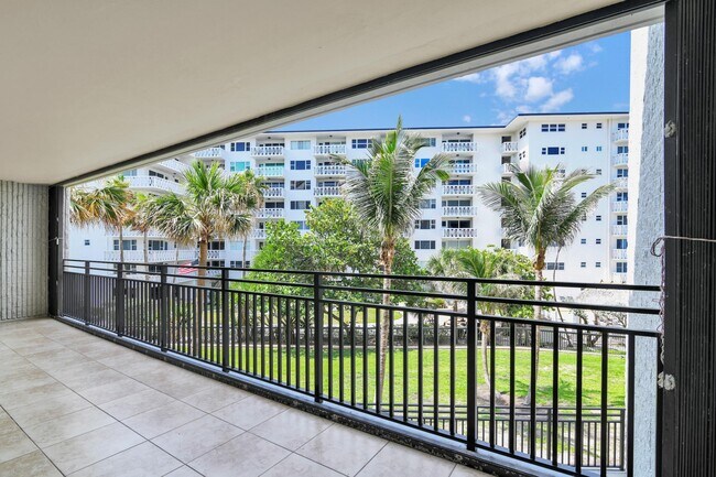Building Photo - 1167 Hillsboro Mile