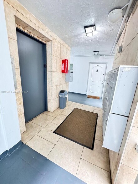 Building Photo - 9461 Evergreen Pl