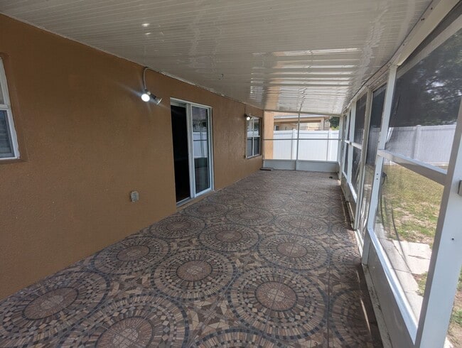 Building Photo - FOR RENT 4 Bedroom 2 1/2  Bath with Den/Office/5th bedroom, Furry  friends Welcome!