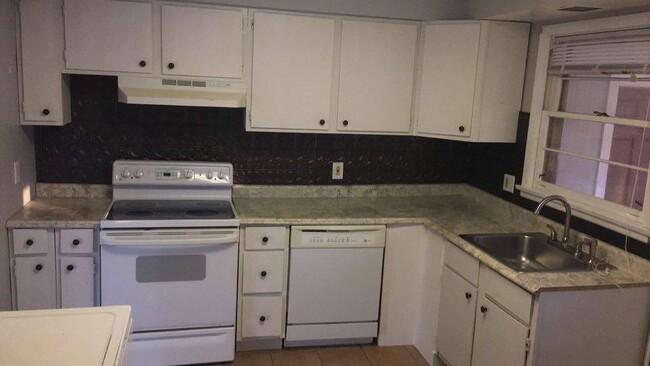 Building Photo - 3 bed/1bath - Great location
