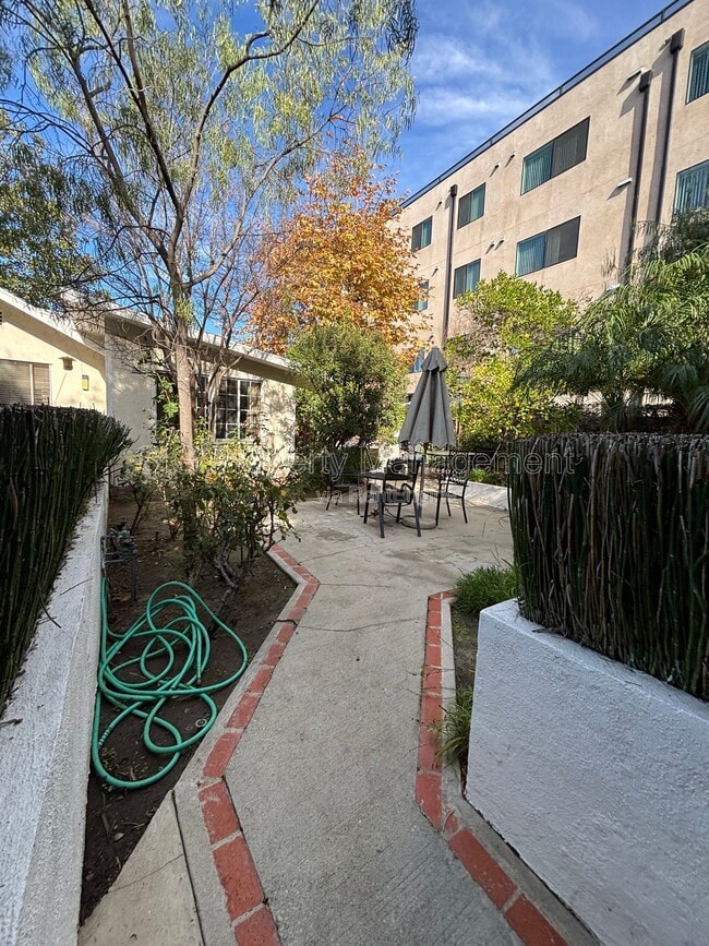 Building Photo - 10818 Blix St