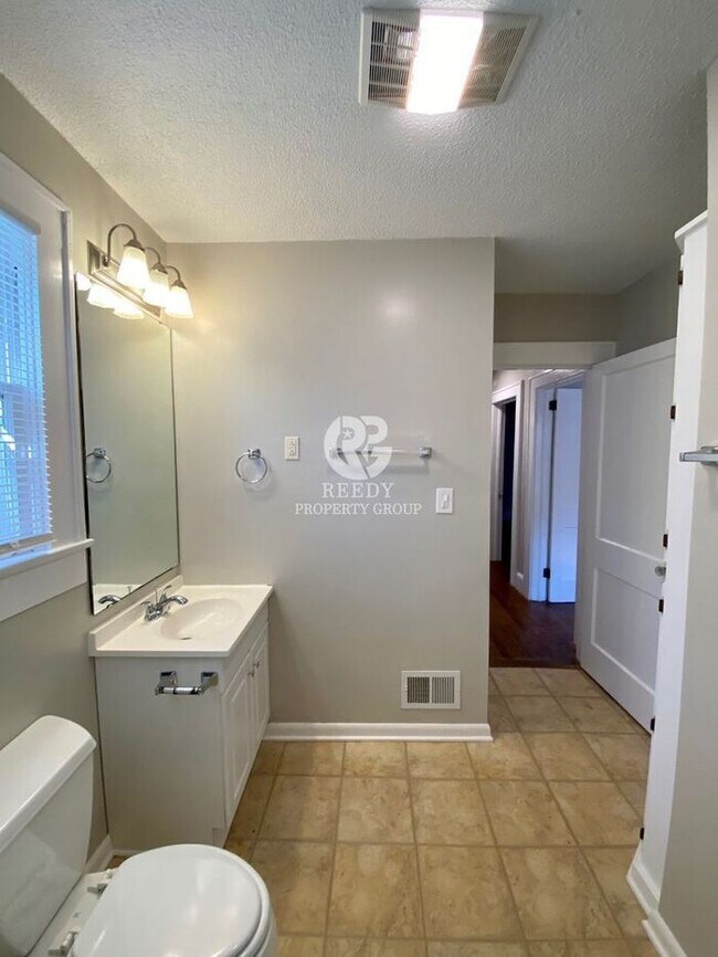 Building Photo - Spacious 3 bedroom and 1 bath home with FE...