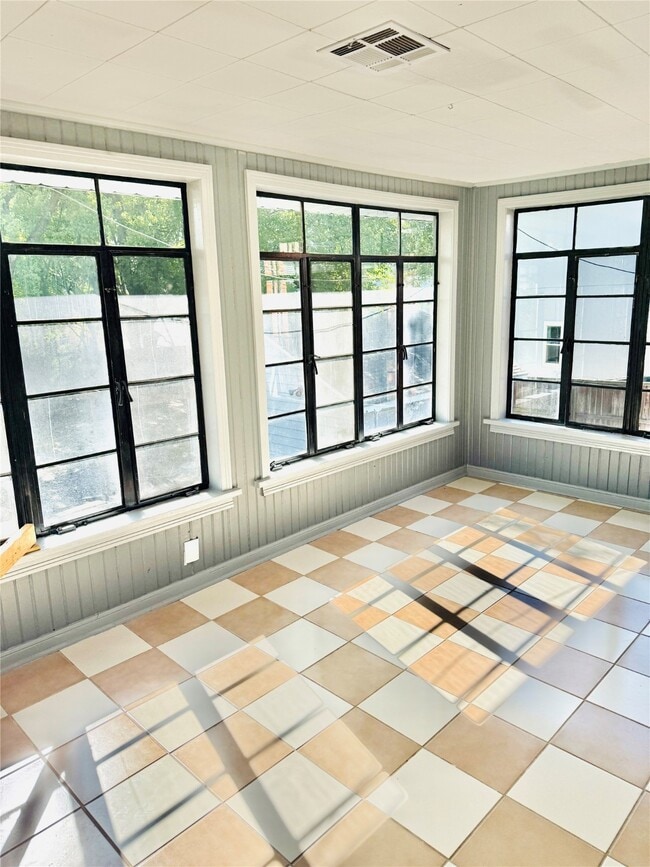 Building Photo - 2027 Sheridan St