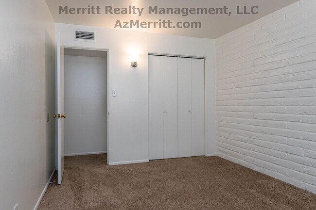 Building Photo - Large 4 Bedroom, 2 bath house with fireplace, a/c, fenced yard, carport, ready to move in