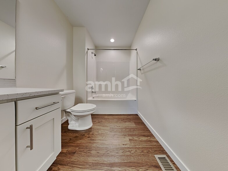 Building Photo - 1013 NE 11th Way