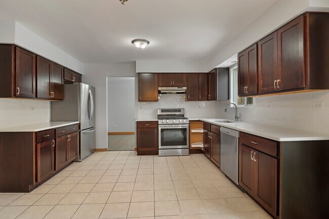 Building Photo - 1462 Glen Ellyn Rd