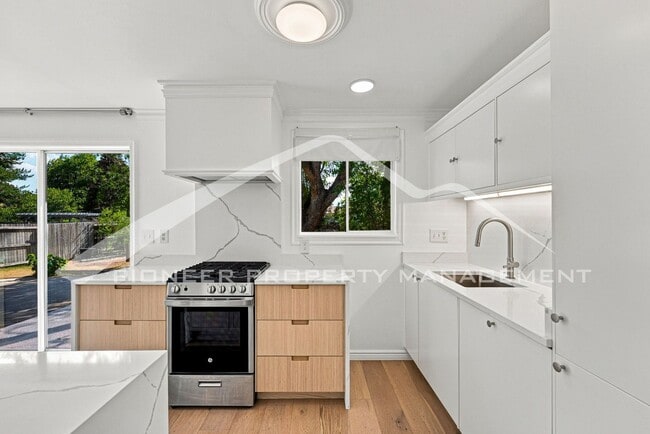 Building Photo - Charming Home with Washer/Dryer and 2-Car Garage
