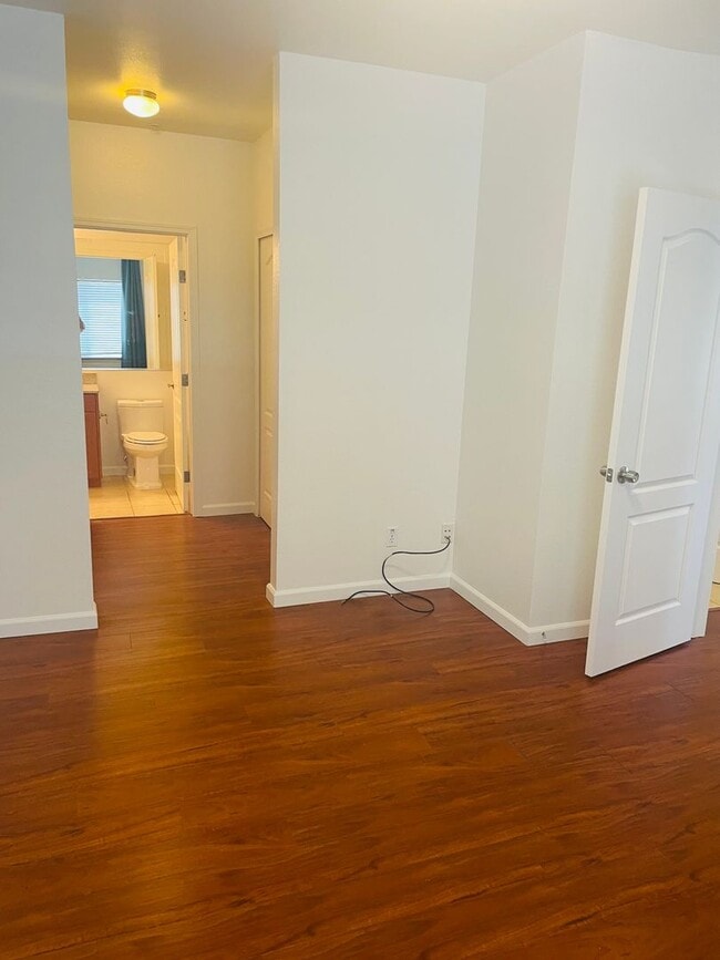 Building Photo - Beautiful North Davis 2bed/2 bath Upstairs...