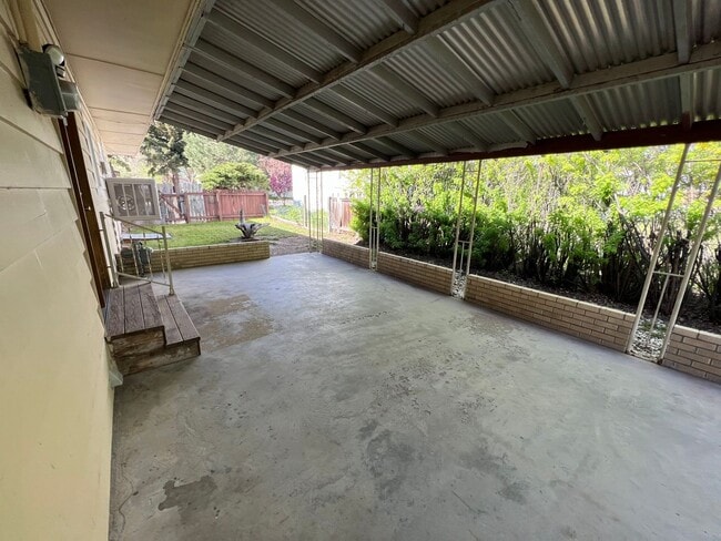 Building Photo - 3 Bed 2 Bath House with Attached 2 Car Garage & Trailer Parking