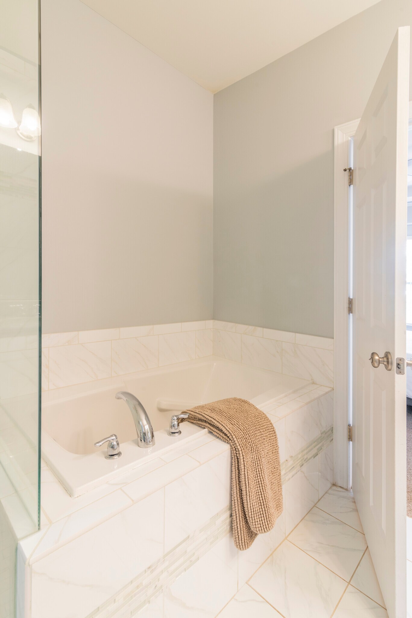 main bedroom tub - 15403 Barossa Valley St