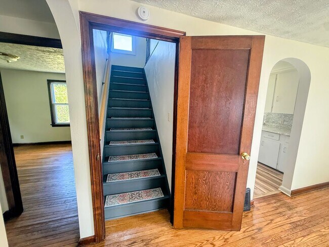 Building Photo - Three bedroom one bathroom home for rent