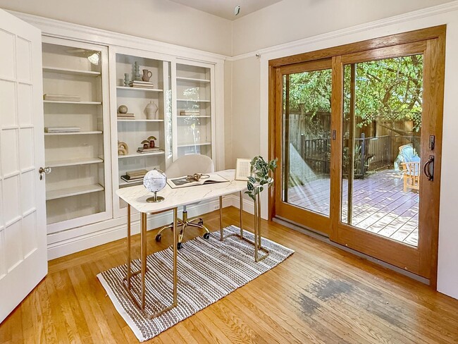 Building Photo - 2104 Carmelita Ave