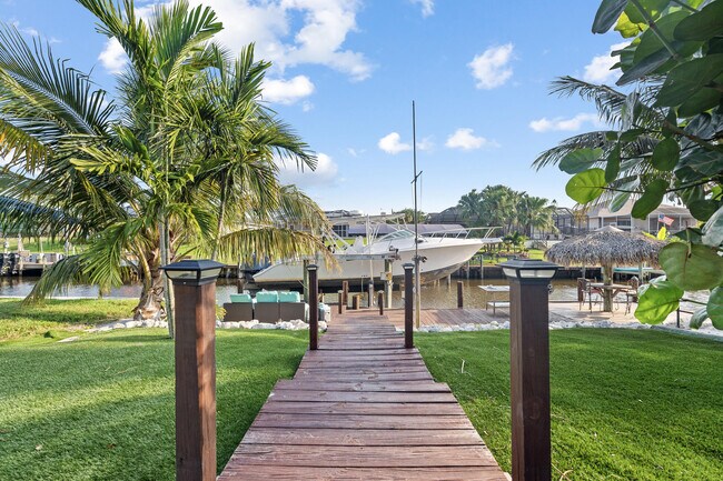 Building Photo - 726 SE Seahouse Dr