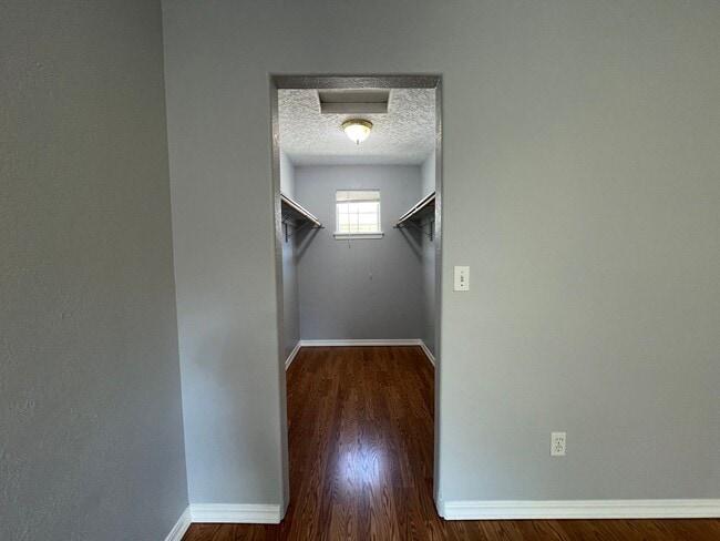 Building Photo - SE Home 3Bd/2.5Ba Home Close to the Willamette River off McLoughlin Blvd. 2 Car Garage and Washer...