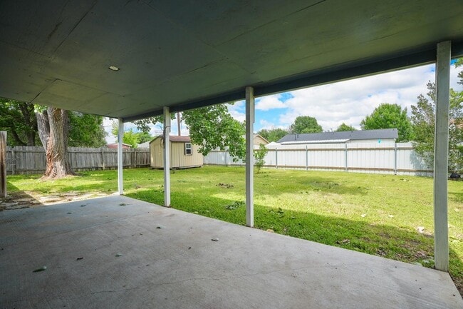 Building Photo - 2004 Greenhill Dr