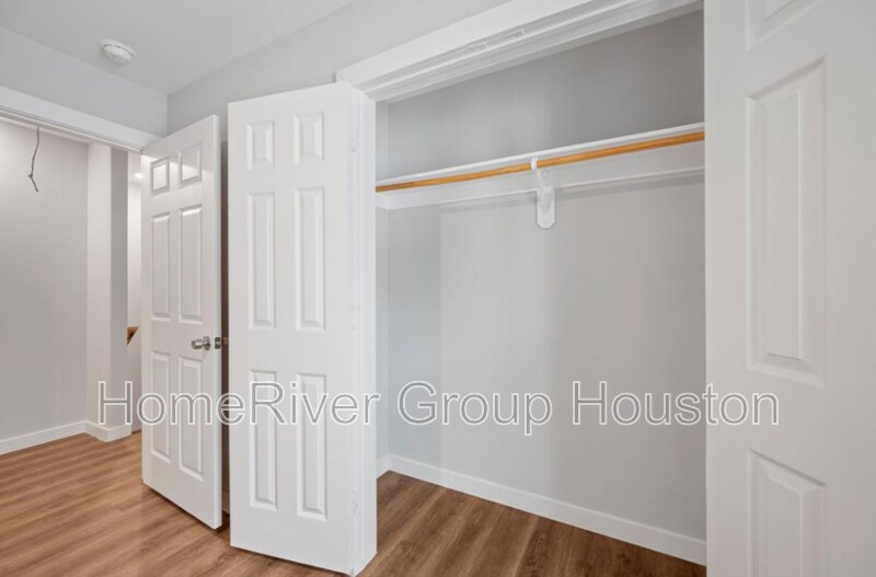 Building Photo - 8217 Crestview Dr