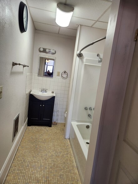 Building Photo - 321 N Main St