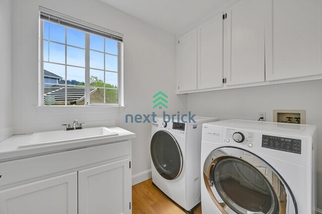 Building Photo - Beautiful Bellevue Home with 4 Beds + Bonu...