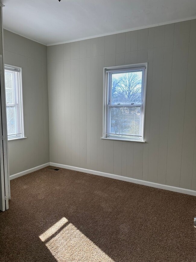 Building Photo - Spacious Renovated Home! Den Space & Bonus Recreation Room in Basement! Central Air! W/D! 2 Car G...