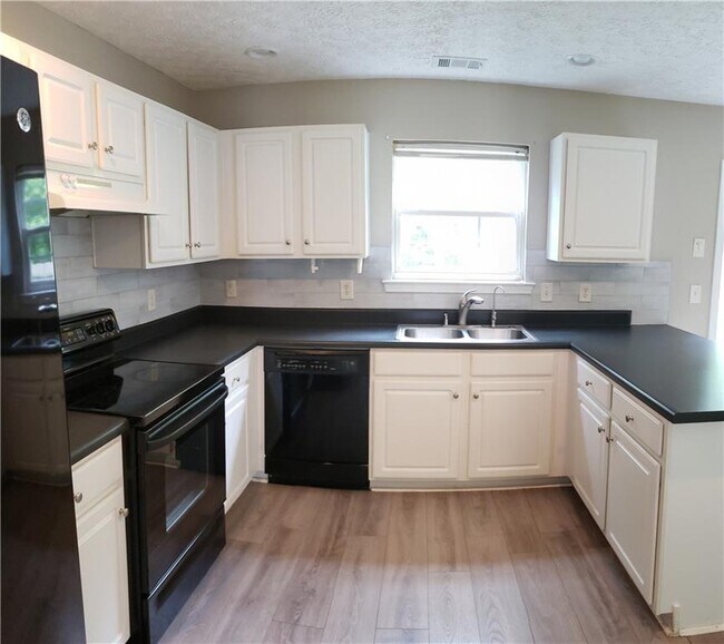 Building Photo - 204 Wild Flower Ln