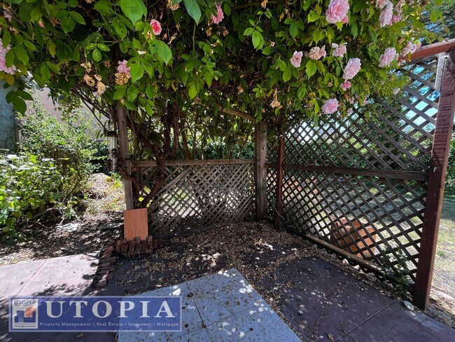 Building Photo - Charming 3 Bedroom, 1.5 Bathroom close to ...