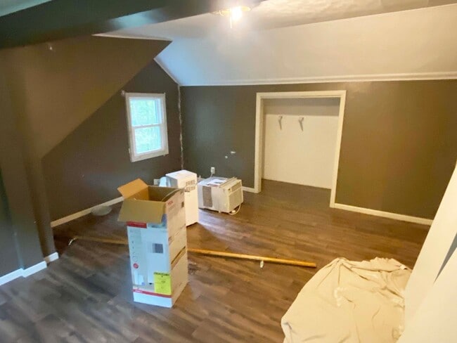 Building Photo - 4-Bedroom, 1 Bath Home on Wooded Lot near ...