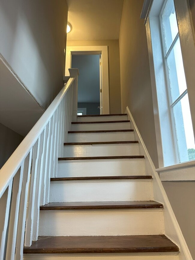 Building Photo - Fully Remodeled 3 Bedroom Single Family Home