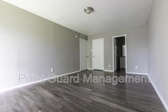 Building Photo - 4550 West Kiest Boulevard - 1034